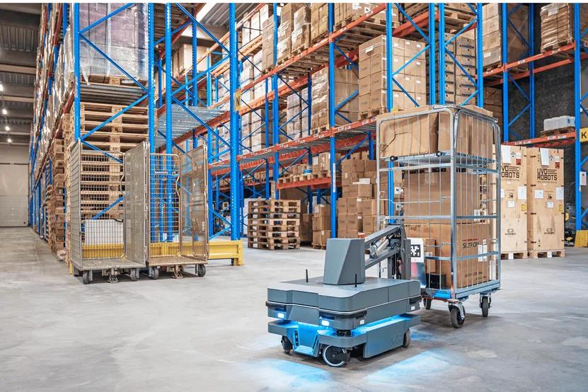 Robot AMR vận chuyển hàng trong kho thông minh tại VILOG 2026