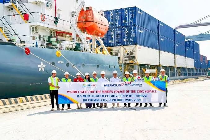 Tàu container và hoạt động cảng biển trong chuỗi vận tải nội Á
