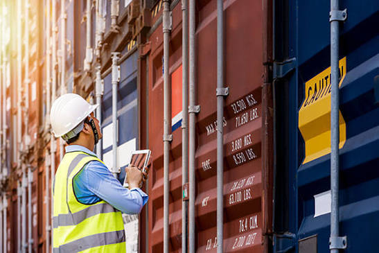 Kiểm tra container trong quy trình tiếp nhận hàng nhập khẩu bằng container