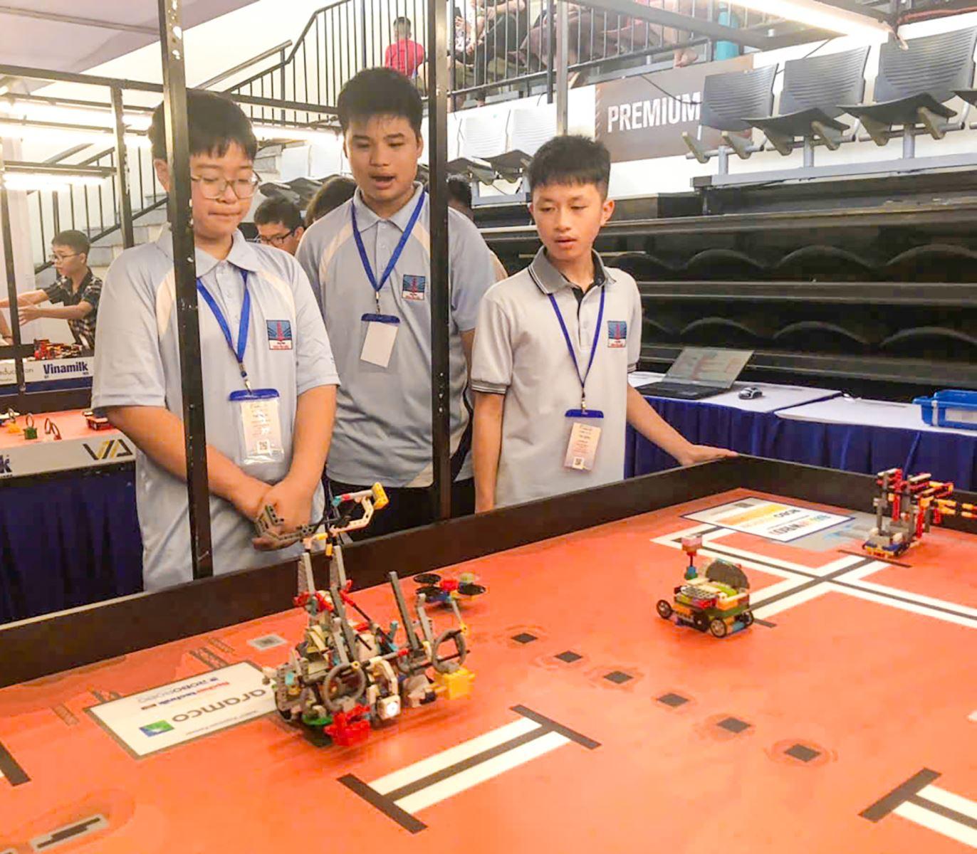 Học sinh lập trình tại Robotacon WRO 2026