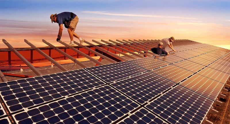 Kỹ thuật viên thi công hệ thống điện mặt trời áp mái