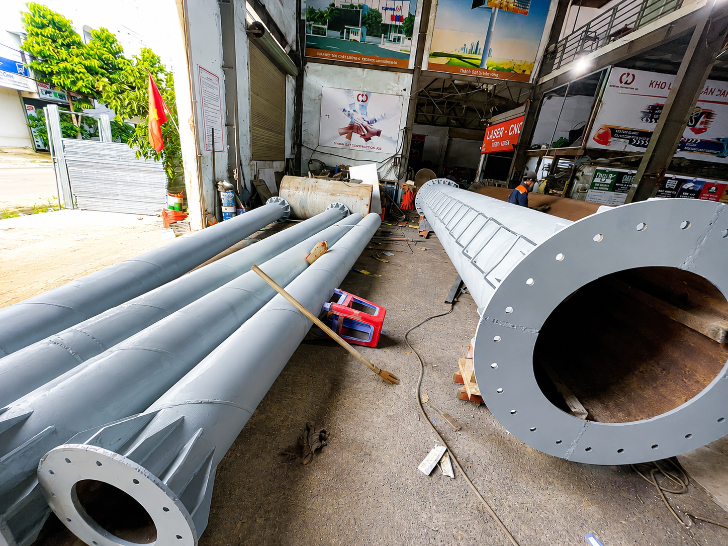 Pano quảng cáo ngoài trời tại khu vực nhiều gió