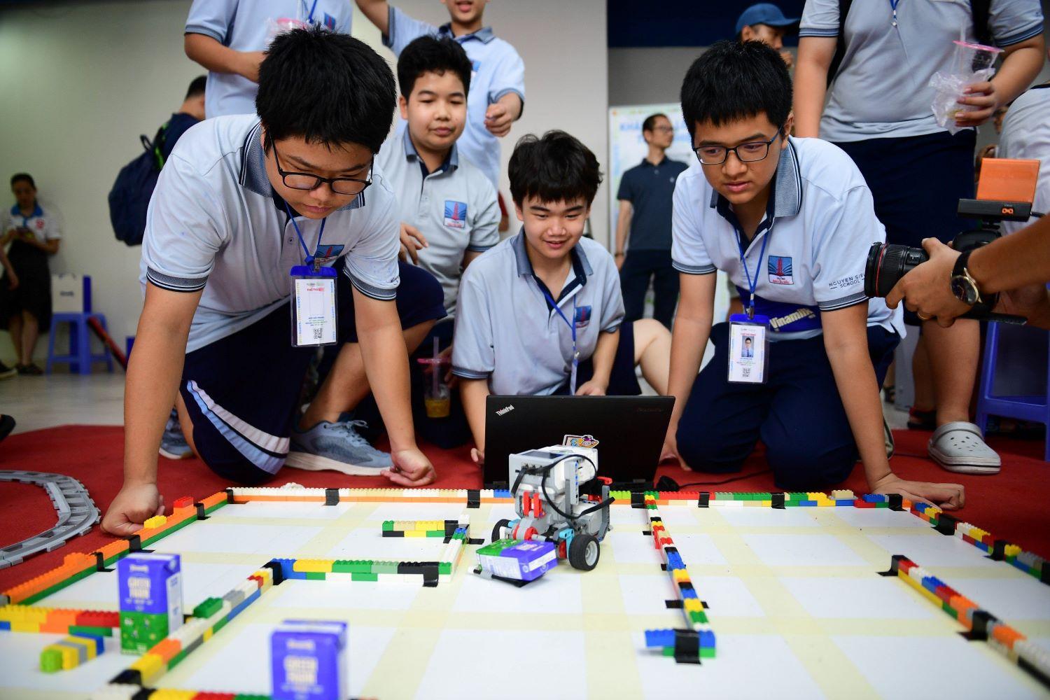 Tinh thần đồng đội trong cuộc thi robot