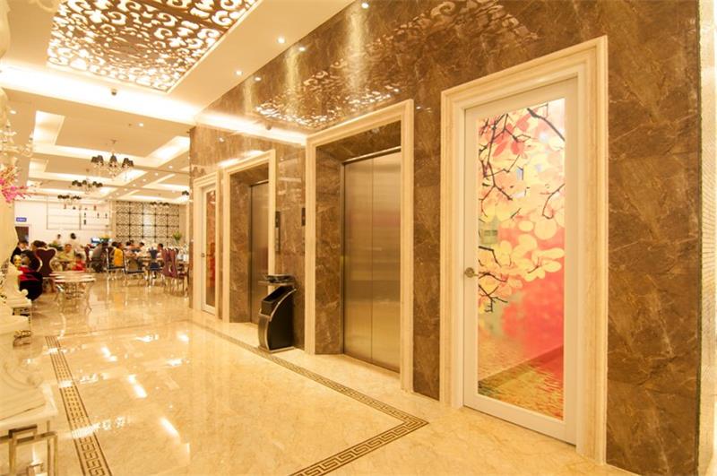 Sảnh thang máy ốp đá màu nâu vàng trong không gian dịch vụ