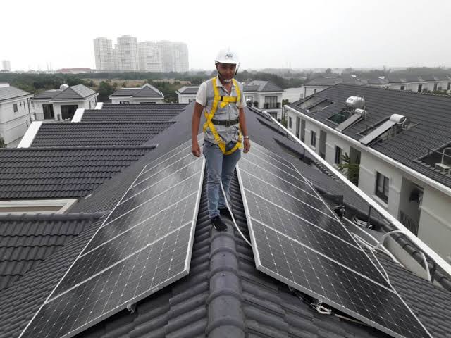 Kỹ thuật viên kiểm tra hệ thống pin Solar