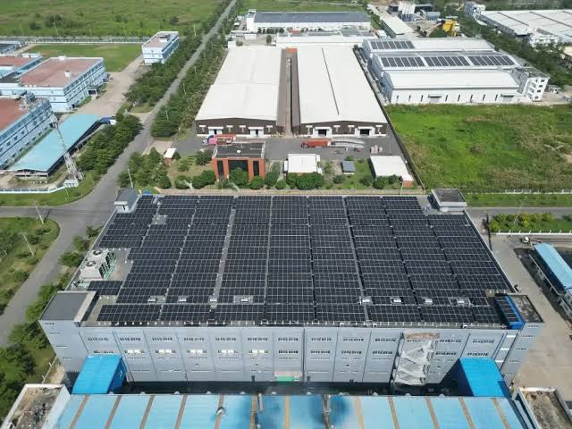 Hệ thống điện mặt trời quy mô lớn trên mái nhà xưởng