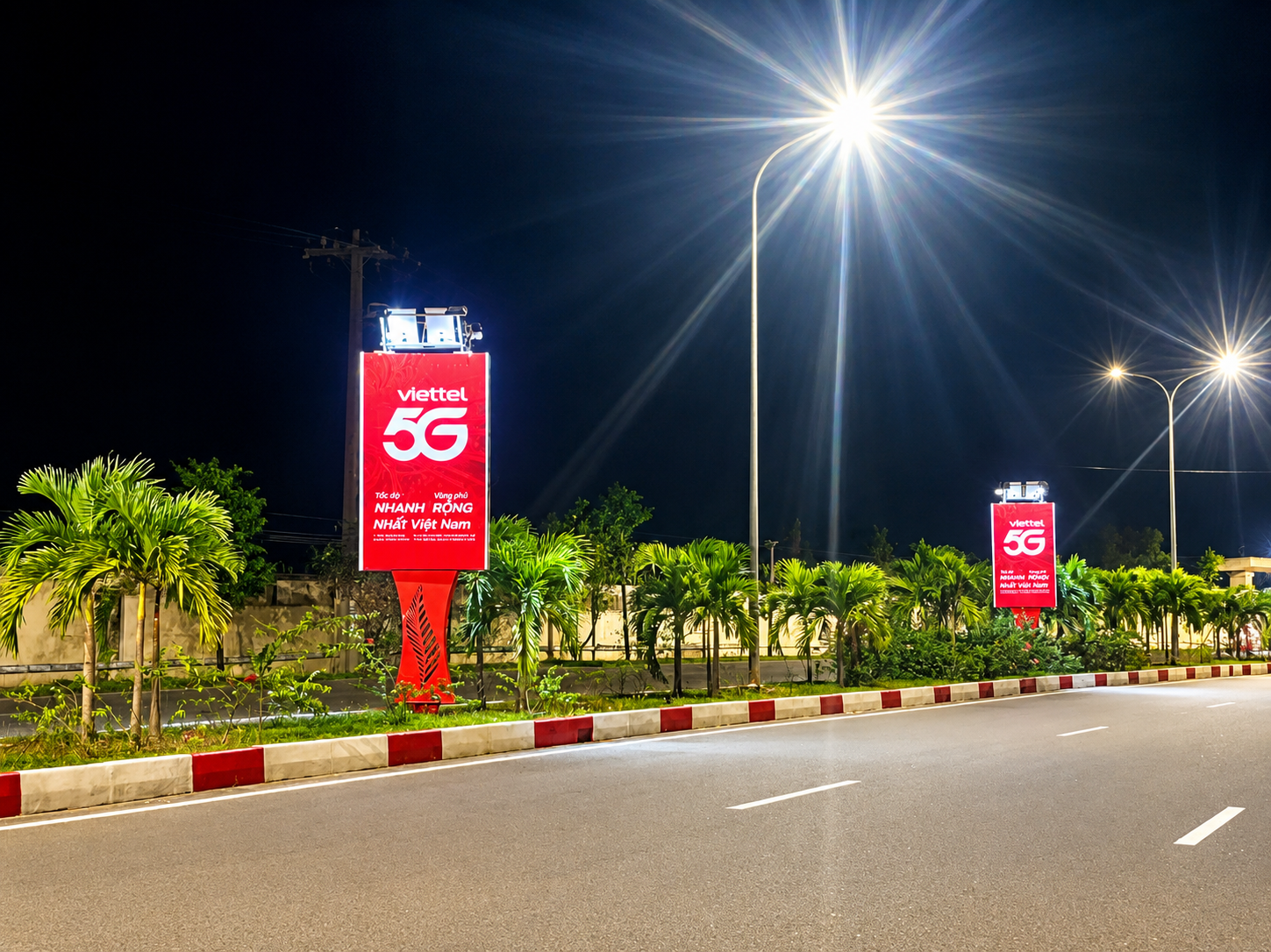 Công trình quảng cáo ngoài trời ban đêm