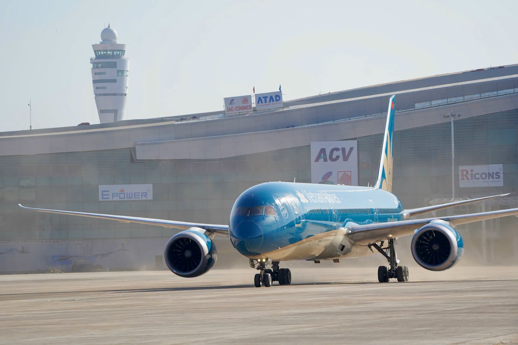 Hình ảnh hoạt động hạ tầng hàng không và logistics