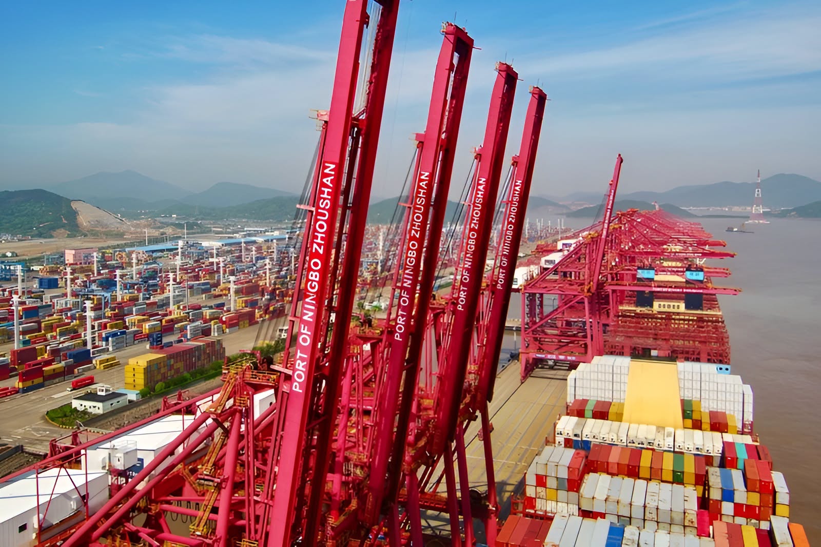 Ảnh minh họa tàu và hạ tầng cảng container trong chuỗi logistics quốc tế