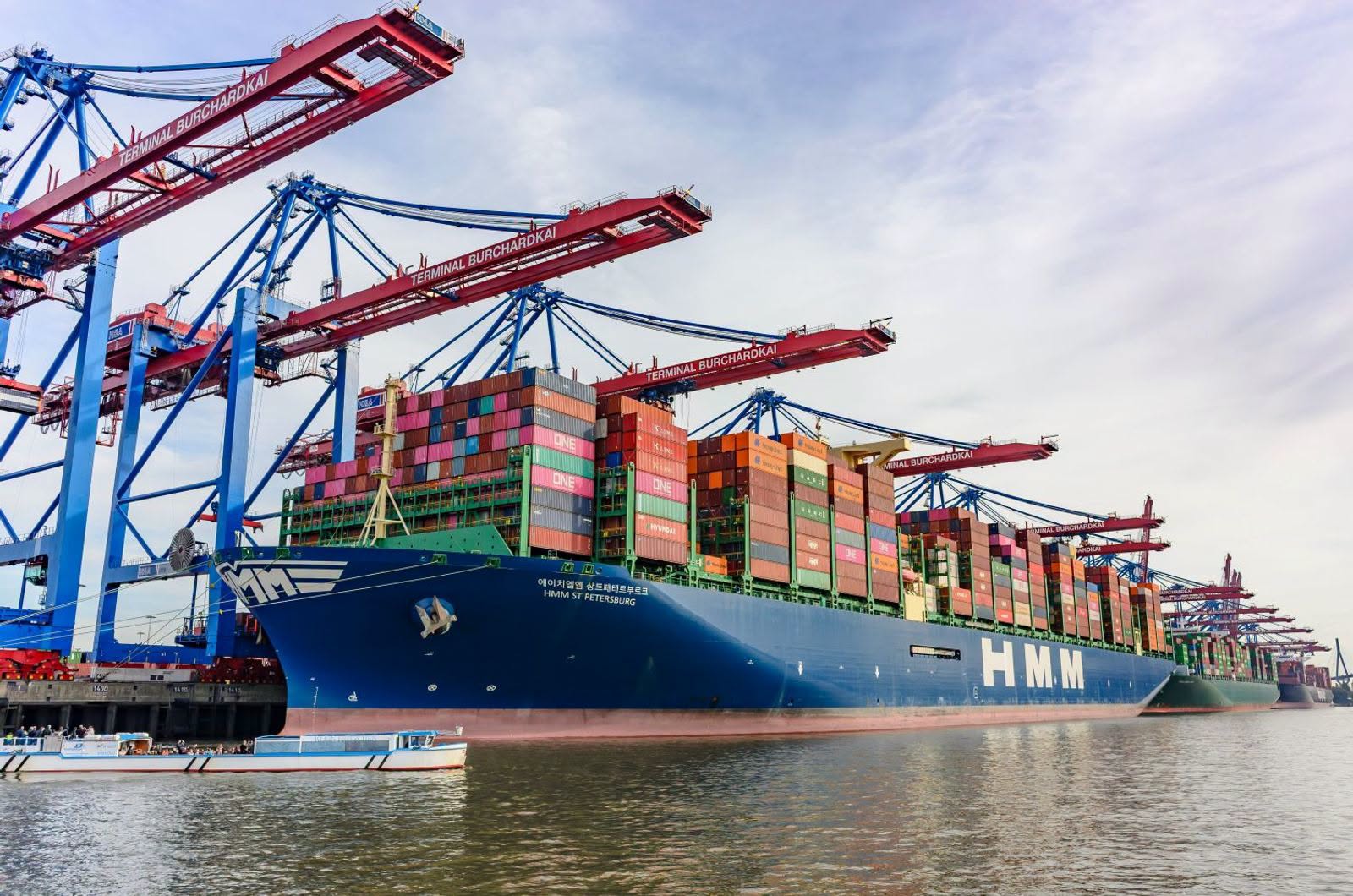 Tàu container HMM tại cảng biển, cẩu bờ phục vụ xếp dỡ