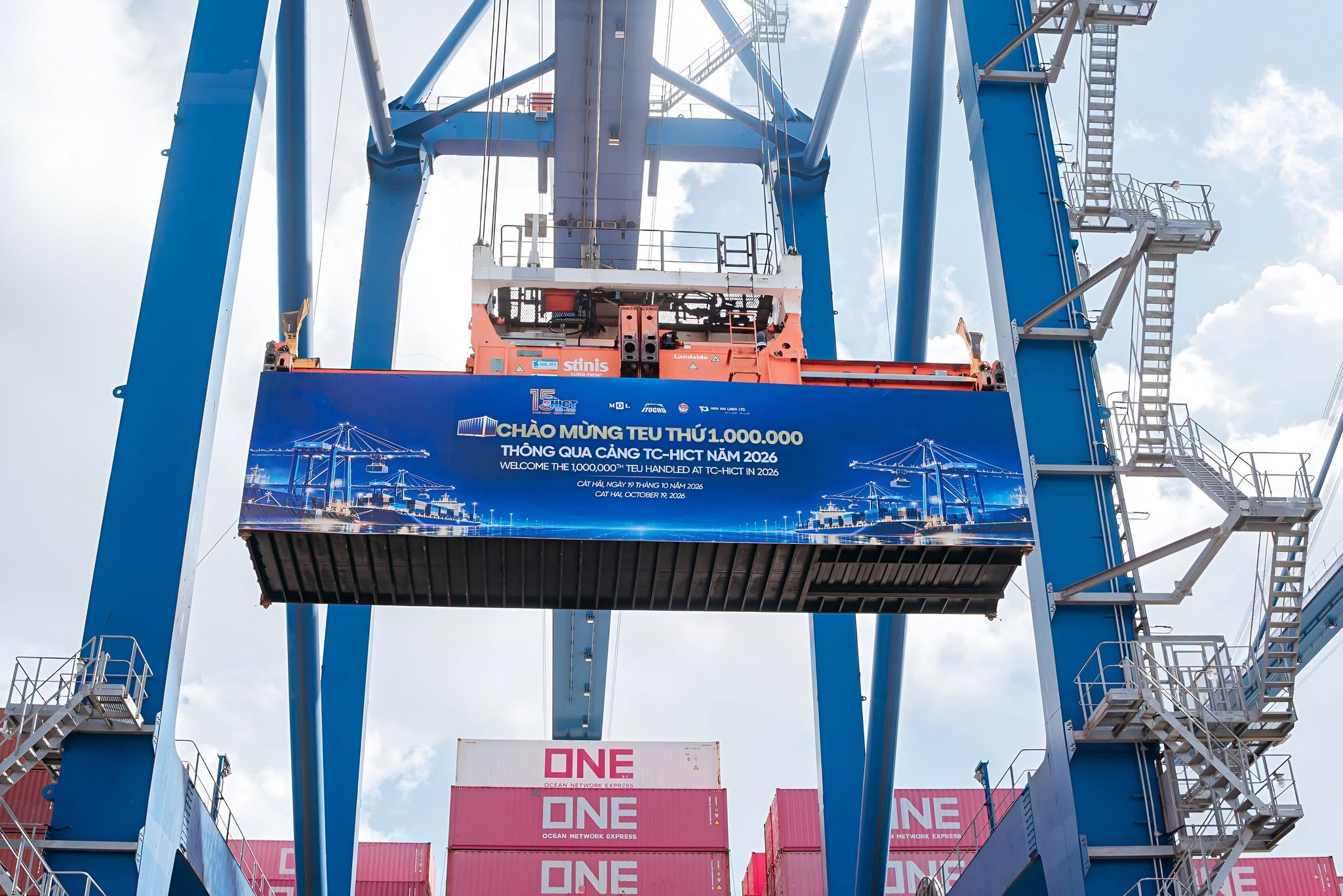 Hình ảnh minh họa cho hoạt động luân chuyển container và kết nối chuỗi cung ứng.