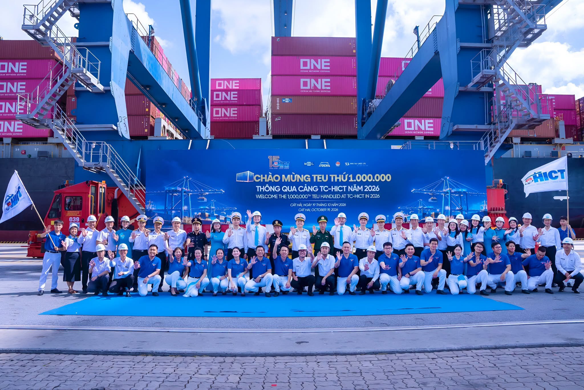 Hình ảnh minh họa về sự phối hợp giữa cảng biển, vận tải và doanh nghiệp.