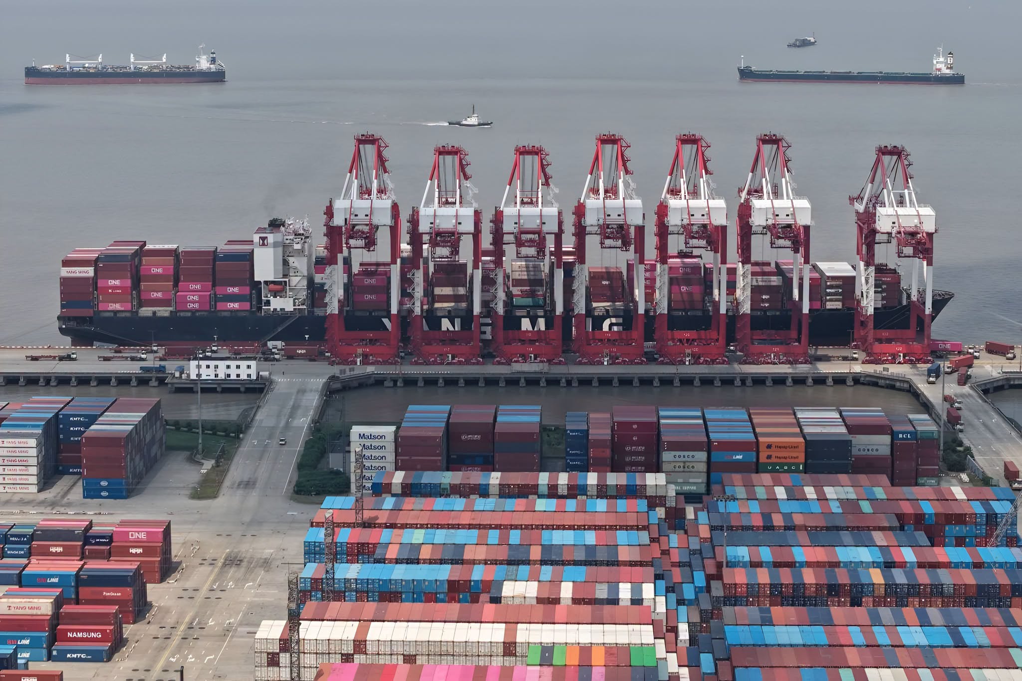 Ảnh minh họa vận tải container và kết nối tuyến tàu quốc tế
