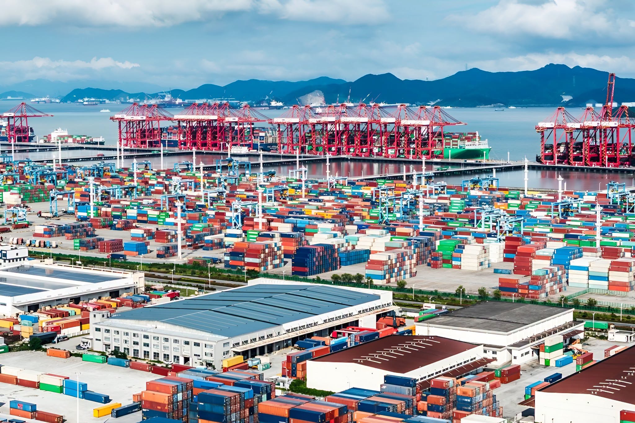 Ảnh minh họa chuỗi cung ứng và giao nhận container đường biển