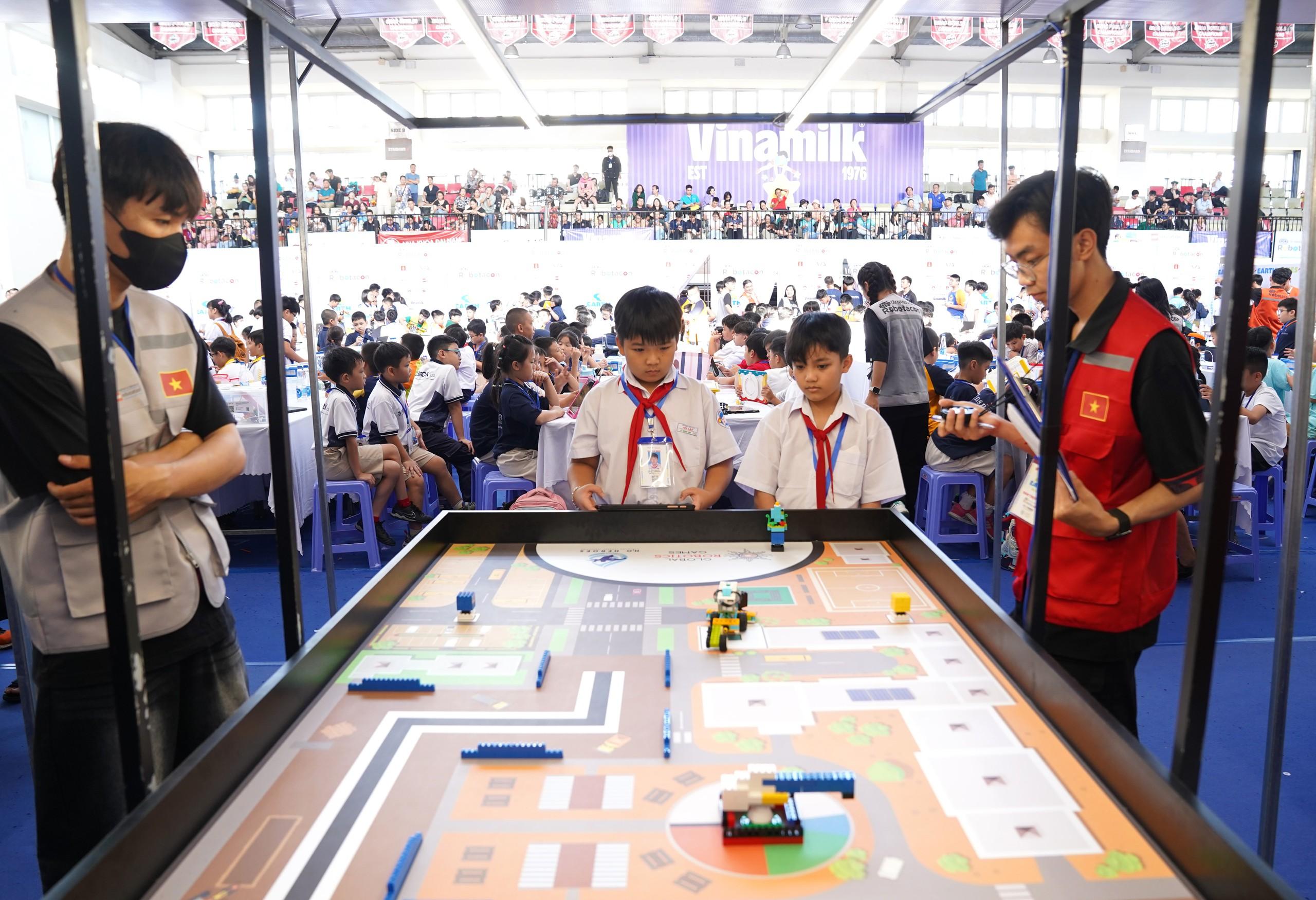 Học sinh khám phá công nghệ robot