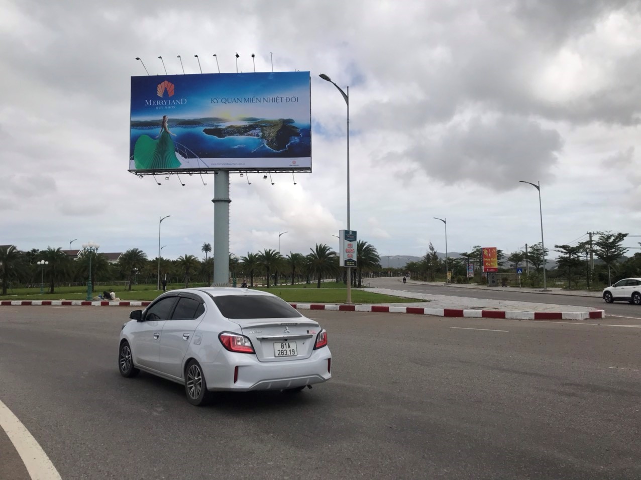Billboard MerryLand và trụ quảng cáo