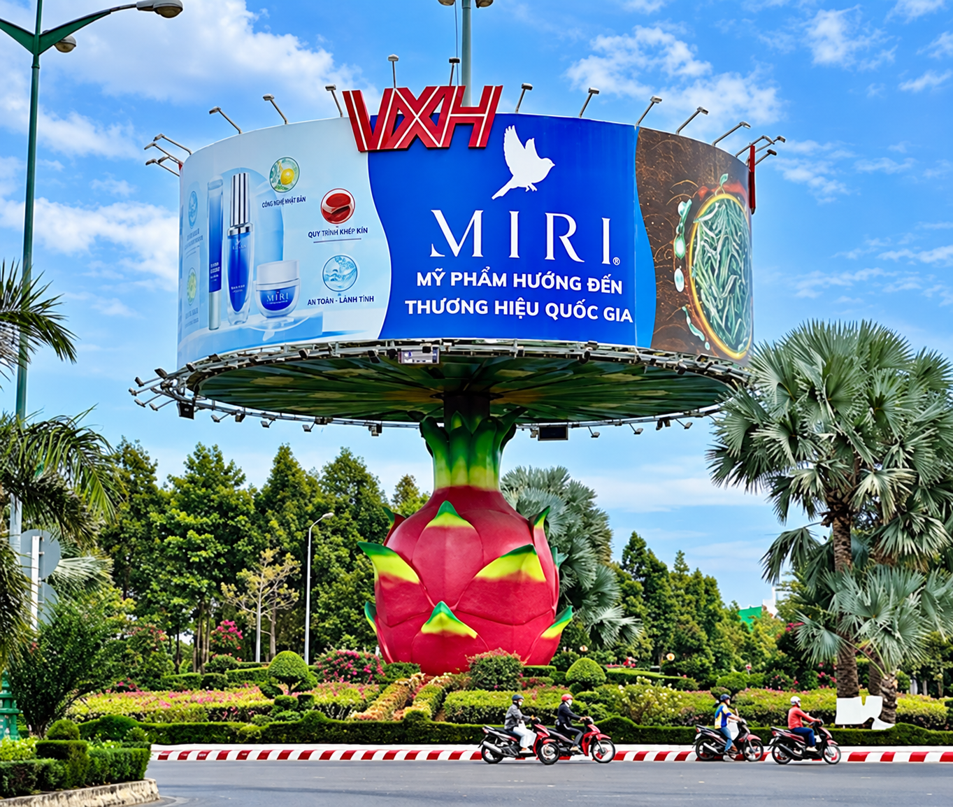Góc quan sát billboard tại vòng xoay Lotte Mart Phan Thiết trong bối cảnh đô thị