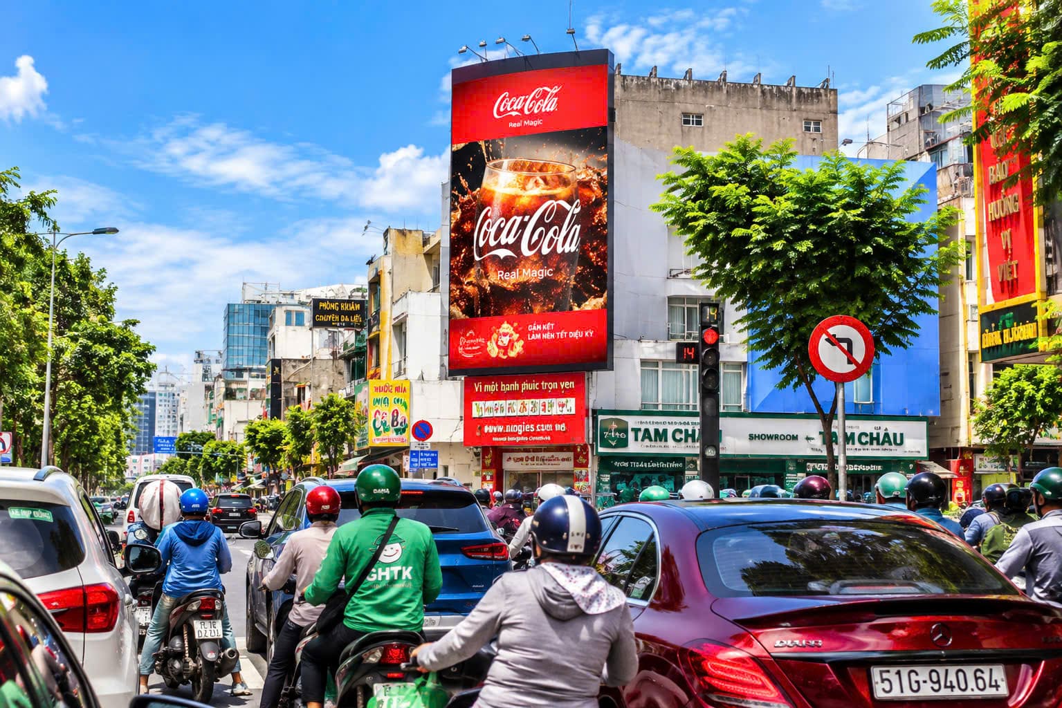 Nội dung ngắn, hình ảnh rõ và nhận diện nhất quán là những yếu tố cần cân nhắc khi thiết kế quảng cáo ngoài trời.