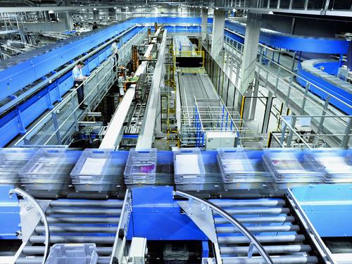 Băng chuyền phân loại hàng hóa tự động trong hệ thống logistics
