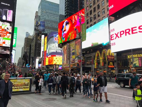 Không gian quảng cáo quốc tế tại Times Square