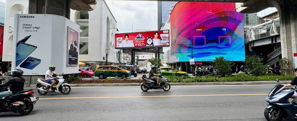 Billboard trong bối cảnh điểm đến