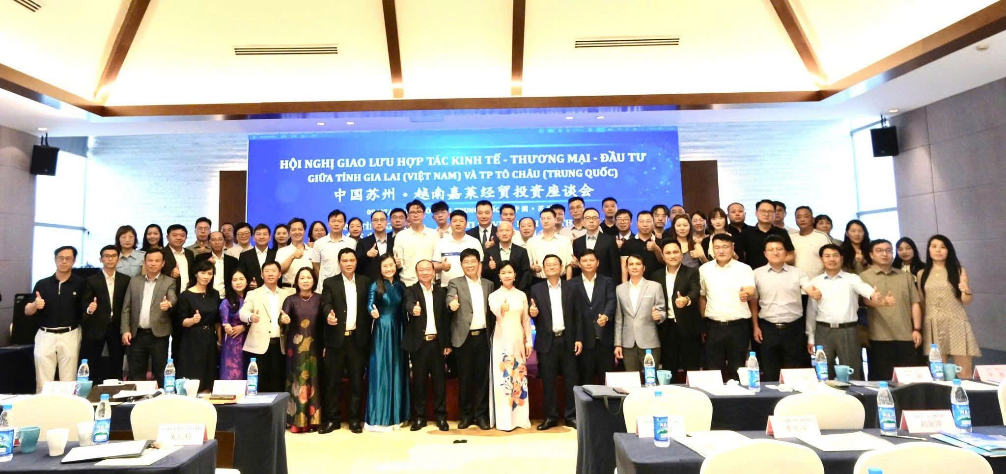 Đoàn đại biểu Việt Nam và Trung Quốc chụp ảnh lưu niệm