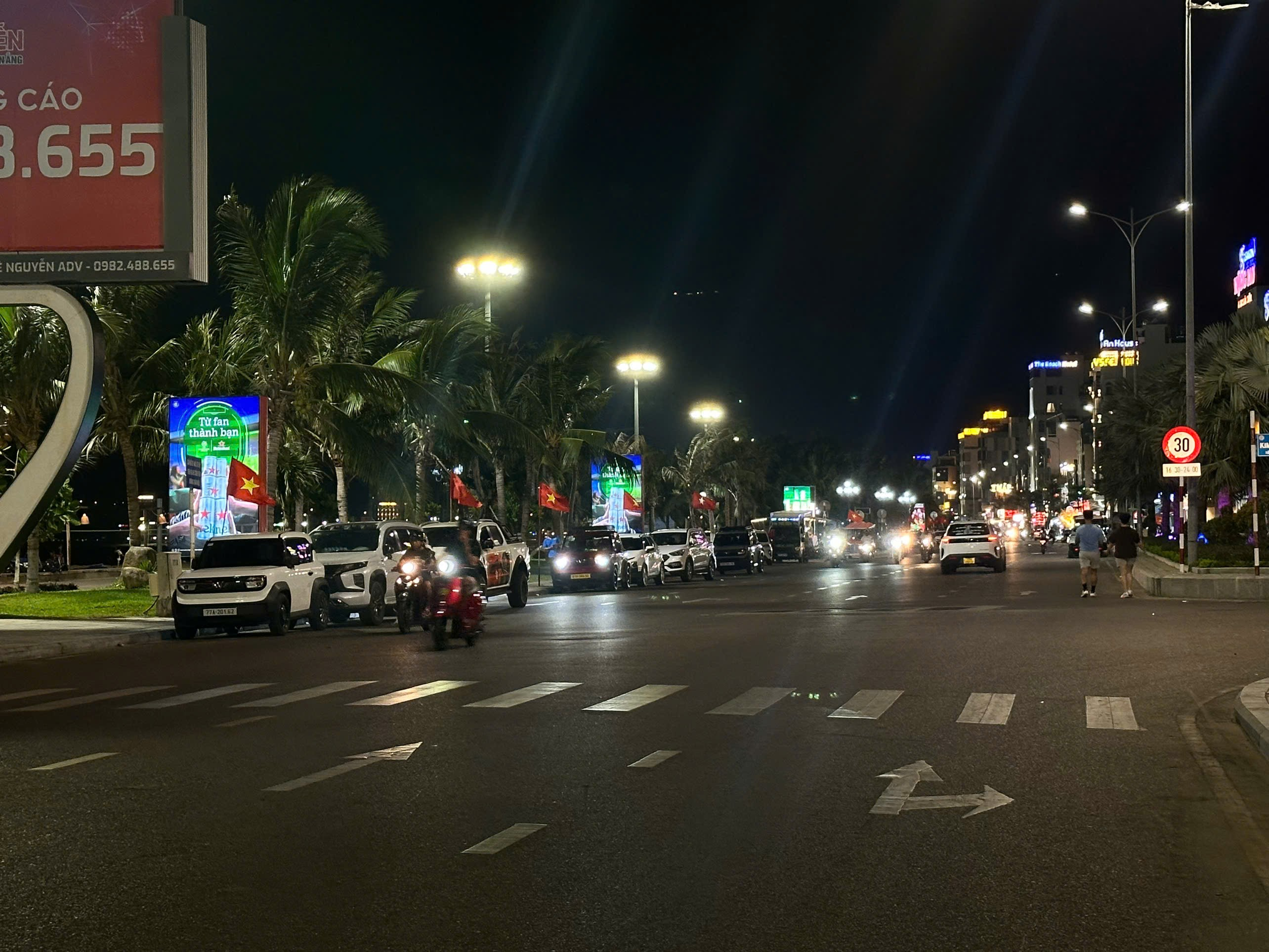 Góc nhìn dãy hộp đèn Xuân Diệu