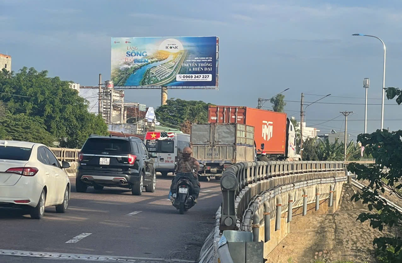 Pano quảng cáo trên tuyến giao thông đông phương tiện