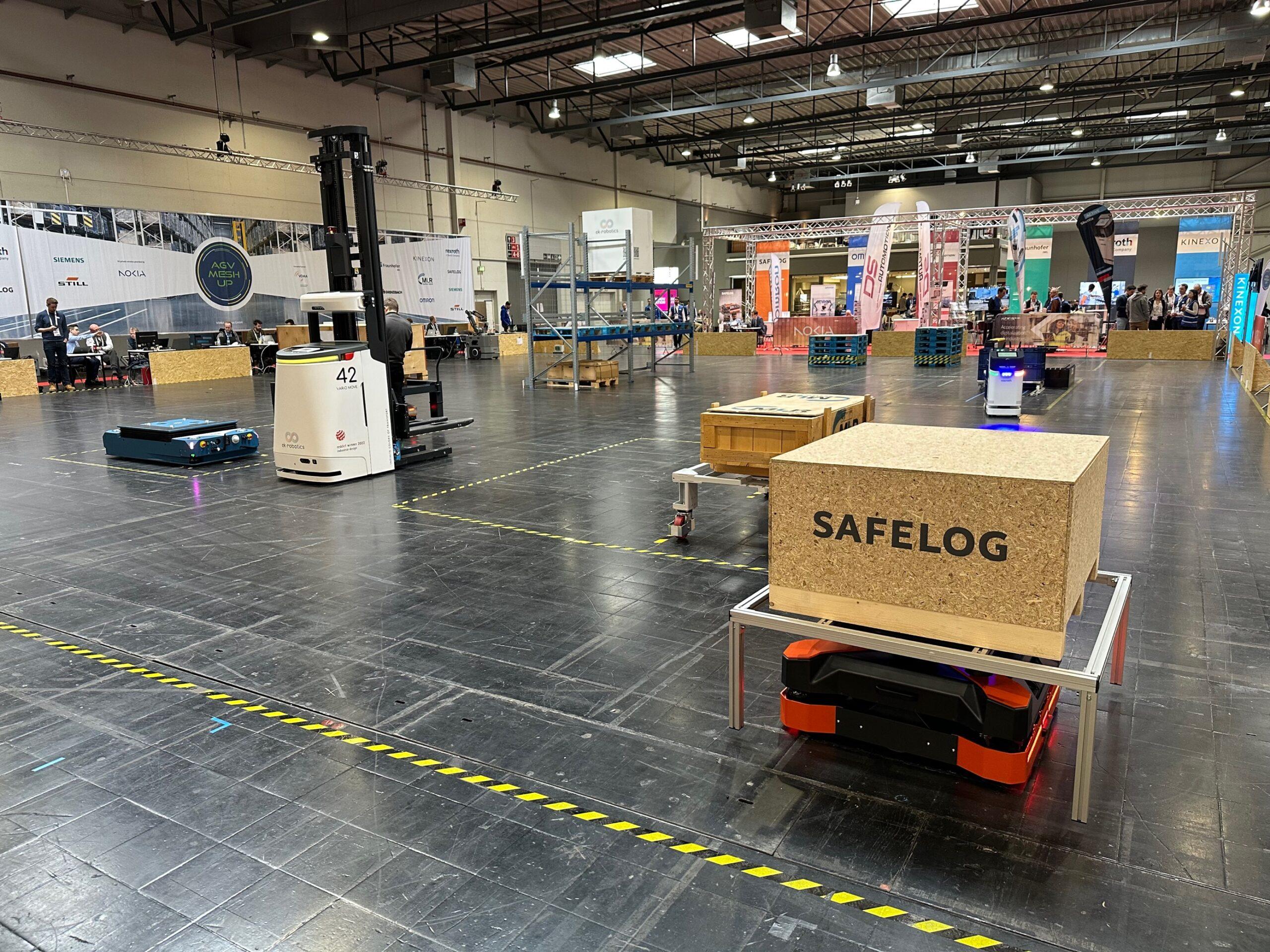 Robot AGV trình diễn vận chuyển hàng tự động tại triển lãm