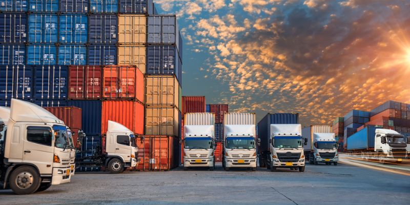 Đội xe vận tải đường bộ tại khu vực kho container Logistics