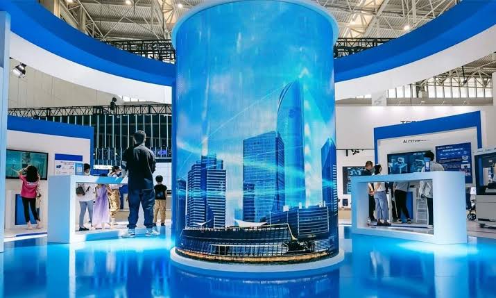 Trụ màn hình LED xoay đa diện trong không gian đô thị