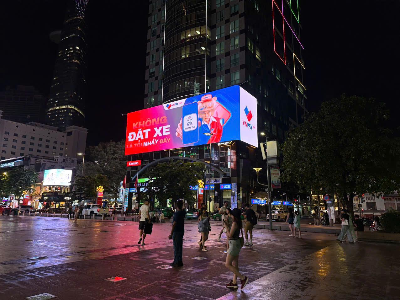 Màn hình quảng cáo DOOH tại khu vực đô thị TP.HCM về đêm – minh họa khả năng thu hút của điểm chạm ngoài trời.